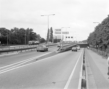 884357 Gezicht op de afrit 'De Meern / Harmelen', op het verkeersplein Hooggelegen te De Meern (gemeente Vleuten-De ...